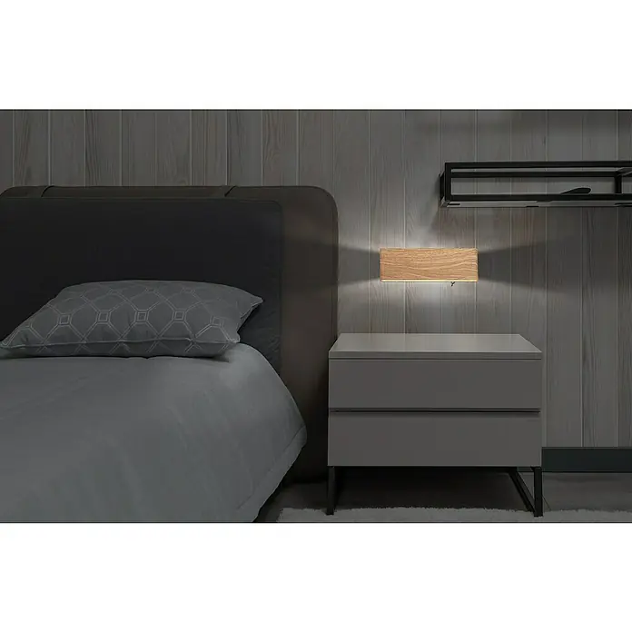 Globo LED-Wandleuchte SIEGFRIED - B x H: 22,5 x 8 cm, 8 W, Holz, Warmweiß - Eine Nahaufnahme eines modernen Schlafzimmers mit einem Nachttisch und einer hölzernen Wandleuchte für gemütliche Beleuchtung.