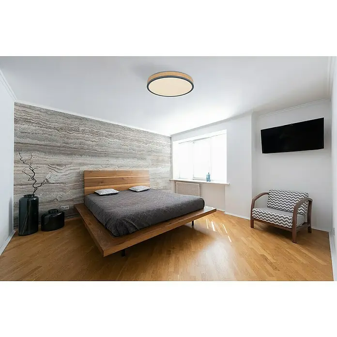 Globo Doro LED-Deckenleuchte rund Holzoptik - 24 W, Durchmesser: 45 cm, Graphit/Holzoptik, Warmweiß - Schlafzimmer mit einem modernen Holzbett, einer stilvollen Deckenleuchte und einem Akzent auf der Wandgestaltung für ein gemütliches Ambiente.