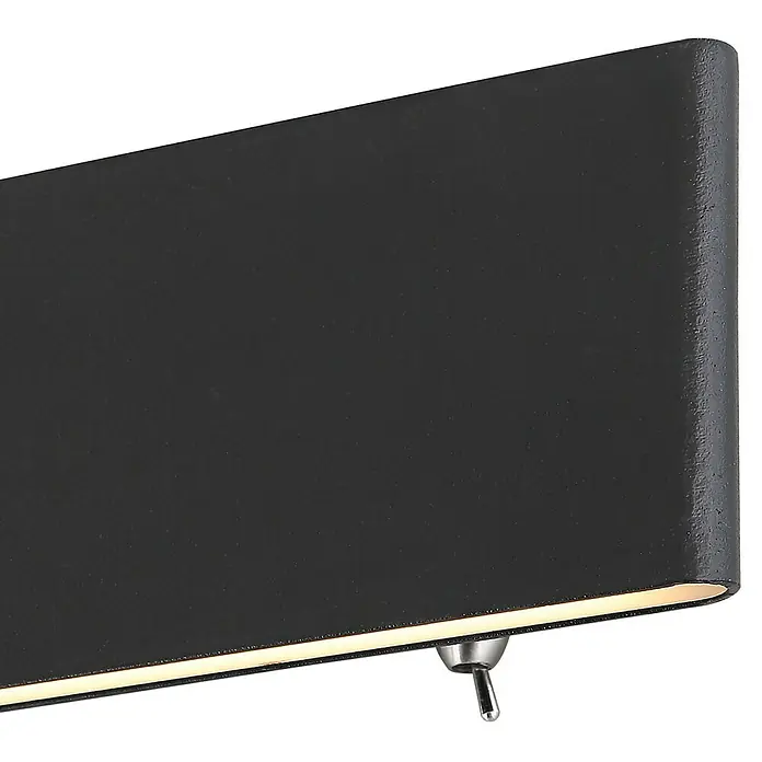 Globo LED-Wandleuchte SIEGFRIED - B x H: 22,5 x 8 cm, 8 W, Schwarz, Warmweiß - Nahaufnahme einer schwarzen Wandleuchte mit einem Schalter, die ein modernes und minimalistisches Design zeigt.\n