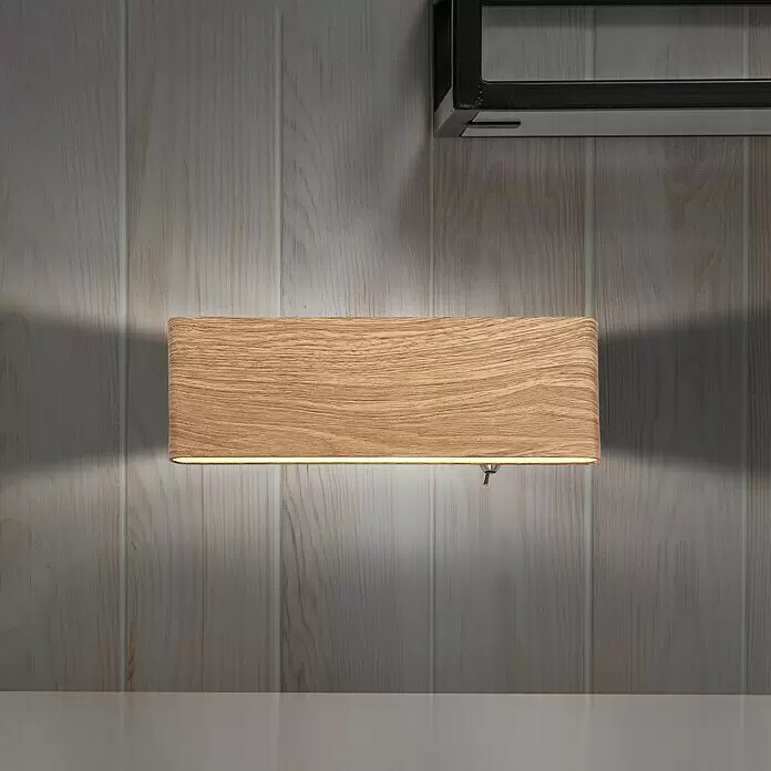 Globo LED-Wandleuchte SIEGFRIED - B x H: 22,5 x 8 cm, 8 W, Holz, Warmweiß - Wandleuchte aus hellem Holz mit Naturmaserung, an einer Holzwand montiert, strahlt Licht nach oben und unten ab. Mit Kippschalter.