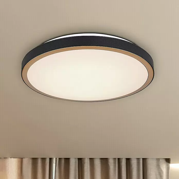Globo Plafón LED redondo - 24 W, Ø x Al: 420 mm x 9,5 cm, Negro, Blanco cálido - Lámpara de techo LED redonda con borde de cuero sintético negro texturizado, anillo dorado y difusor blanco, montada en el techo.