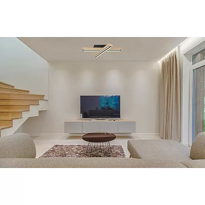 Globo Doro LED-Deckenleuchte Holzoptik - 24 W, L x B x H: 51,5 x 36,5 x 11 cm, Holzoptik/Schwarz, Warmweiß - Moderne Deckenleuchte mit zwei sich kreuzenden Holzbalken und integrierten LEDs, die ein Wohnzimmer beleuchtet.