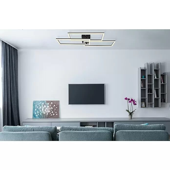 Globo LED-Deckenleuchte TINY - 58 W, L x B x H: 90 x 40 x 8 cm, Schwarz, Warmweiß - Moderne schwarze geometrische LED-Deckenleuchte erhellt ein Wohnzimmer.