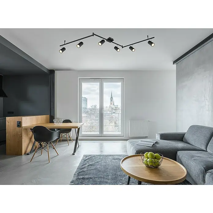 Globo Robby Deckenstrahler - 35 W, L x B x H: 180 x 10 x 18,5 cm, Nickel-matt, Sonstige - Ein modernes Wohnzimmer mit einer auffälligen, schwarzen Deckenleuchte mit mehreren Strahlern, die den Raum elegant ausleuchten.