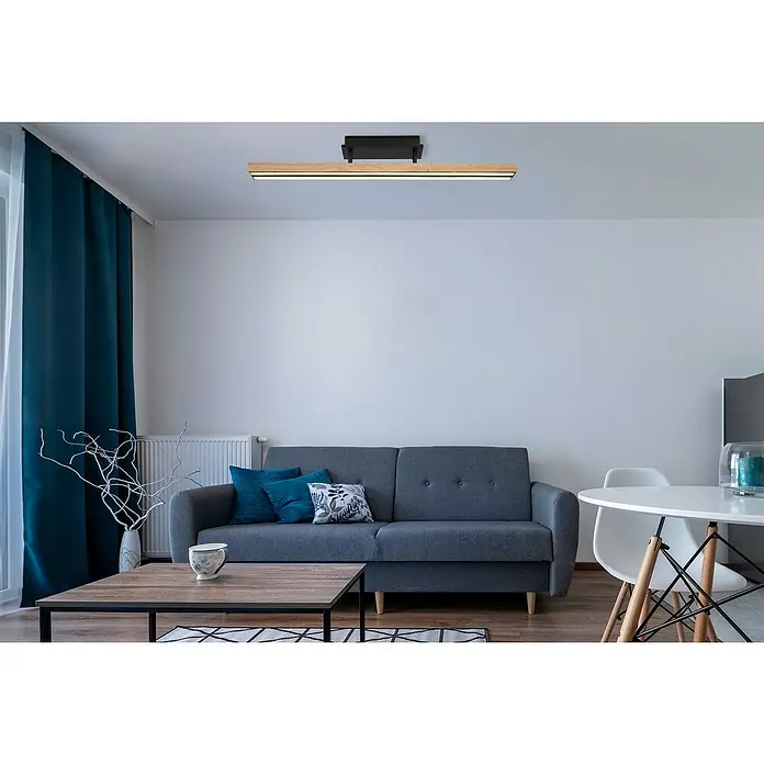 Globo Doro LED-Deckenleuchte Holzoptik - 24 W, L x B x H: 81,5 x 7,5 x 14 cm, Holzoptik/Schwarz, Warmweiß - Ein modernes Wohnzimmer mit einer stilvollen Holz-Deckenleuchte, die warmes Licht spendet. Die Leuchte harmoniert perfekt mit dem minimalistischen Design.