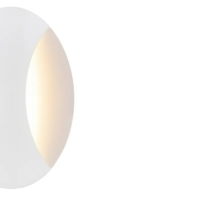 Globo LED-Wandleuchte ALEXANDRA - 6 W, Weiß, Warmweiß - Nahaufnahme einer runden, weißen Wandleuchte mit warmem Lichtschein, ideal für stimmungsvolle Beleuchtung.