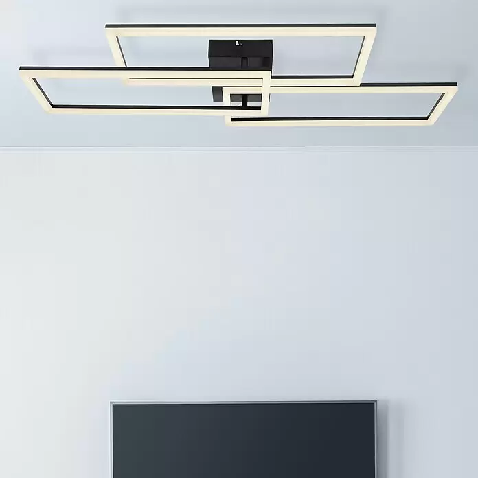 Globo LED-Deckenleuchte TINY - 58 W, L x B x H: 90 x 40 x 8 cm, Schwarz, Warmweiß - Moderne LED-Deckenleuchte mit schwarzen rechteckigen Rahmen und weißen Lichtstreifen, an einer weißen Decke über einem Fernseher montiert.