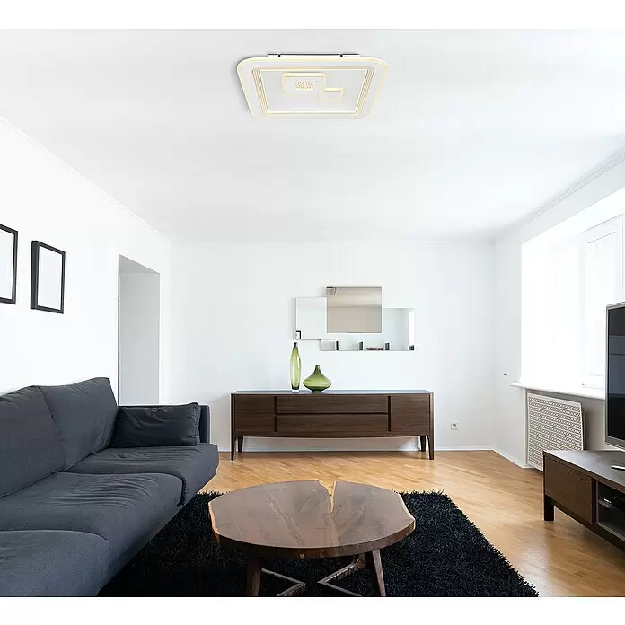 Globo LED-Deckenleuchte VALERIA - 40 W, L x B x H: 46,6 x 46,6 x 7,4 cm, Weiß, Warmweiß, Eckig - Eine moderne, quadratische weiße Deckenleuchte mit goldenen, geschichteten geometrischen Akzenten beleuchtet ein zeitgenössisches Wohnzimmer.