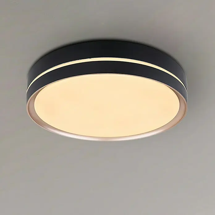Globo LED-Deckenleuchte rund MANNI - 24 W, Ø x H: 38,5 x 8 cm, Schwarz, Warmweiß - Nahaufnahme einer runden LED-Deckenleuchte mit schwarzem Gehäuse und warmweißem Licht, die an einer grauen Decke montiert ist.