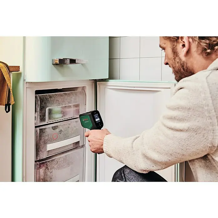 Bosch Advanced Temperaturmessgerät AdvancedTemp - Messbereich: -30 °C bis +500 °C - Mann prüft mit einem Bosch-Thermometer die Temperatur des Gefrierschranks, um die Effizienz des Geräts zu kontrollieren.