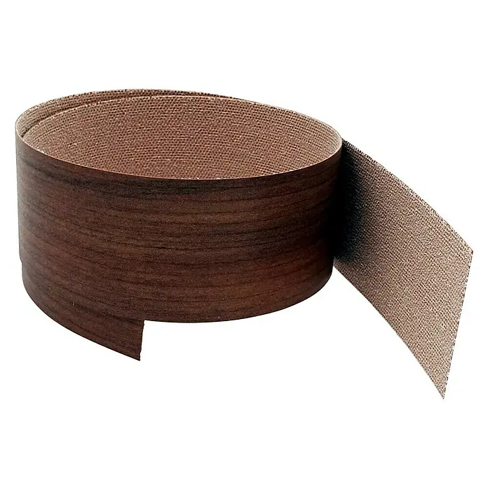 CUCINE Umleimer 4036 Aurora Walnut - L x H: 65 x 4,4 cm, 2 Stk. - Nahaufnahme eines Bandes aus Furnierkanten in dunklem Holzton, aufgerollt präsentiert, ideal für Möbelprojekte.