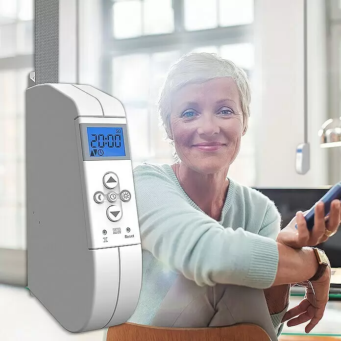 WIR elektronik Rollladen-Gurtwickler Comfort eW920 - Aufputzmontage, Gurtbreite: 17 mm - 23 mm - Weißer Rolladen-Gurtwickler mit Digitalanzeige und Tasten, integriert in Wohnumgebung mit lächelnder Nutzerin.
