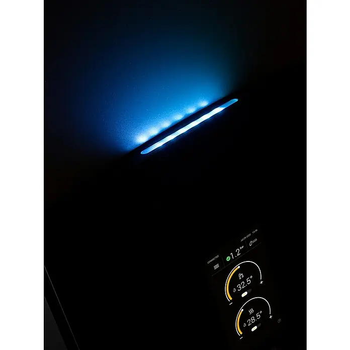 Ferroli Caldera BlueHelix Maxima 28C con instalación incluida - Display multifunción, Capacidad volumétrica: 8 l, 24,5 kW - Primer plano de un control de calefacción de diseño moderno con luz LED azul y pantalla digital de temperatura.
