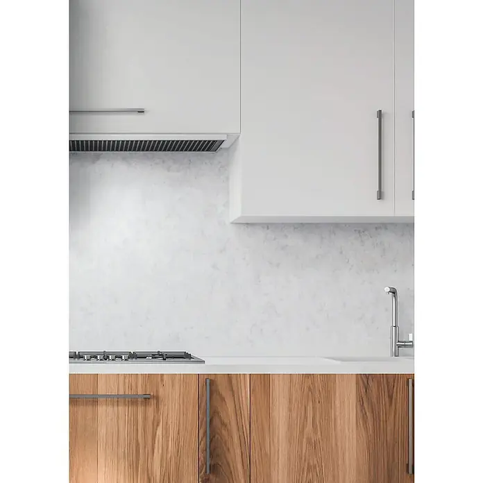 Ferroli Caldera BlueHelix Alpha 24C con instalación incluida - 20,6 kW, 8 l, Display multifunción - Vista de cocina con armarios superiores blancos, campana extractora y armarios inferiores de madera con tiradores delgados y modernos.