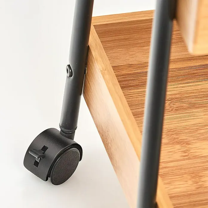 Zeller Present Carro con ruedas bambú - 28 x 50 x 70 cm, Bambú - Primer plano de una rueda de carro con freno en un carro de servir de madera con estructura metálica negra.