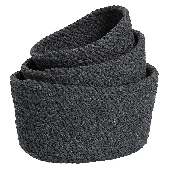 Zeller Present Juego de cestas trenzadas - Gris oscuro, 3 pzs. - Primer plano de una cesta trenzada de color gris oscuro sobre un fondo negro, mostrando una solución de almacenamiento elegante y robusta.