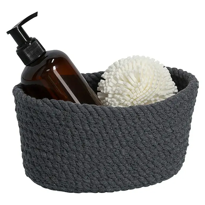 Zeller Present Juego de cestas trenzadas - Gris oscuro, 3 pzs. - Una cesta de cuerda gris que contiene un frasco de jabón marrón y una esponja de baño blanca. Ideal para la organización del baño o como pieza decorativa.