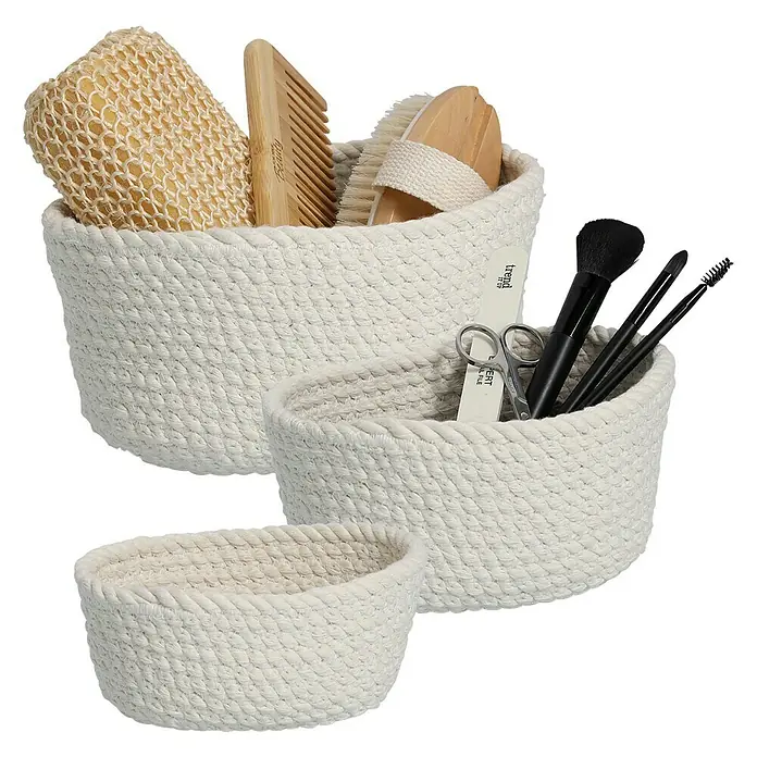 Zeller Present Juego de cestas trenzadas - Blanco, 3 pzs. - Un juego de tres cestas tejidas de diferentes tamaños, llenas de artículos esenciales de baño y cosméticos. Ideal para el baño.