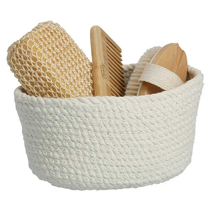 Zeller Present Juego de cestas trenzadas - Blanco, 3 pzs. - Una cesta tejida contiene una esponja de baño, un peine de madera y un cepillo de masaje para una experiencia de spa relajante en casa.