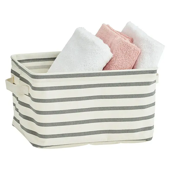 Zeller Present Cesta para baño Stripes - 28 x 21 x 16 cm, Beige/Gris, Canvas - Una cesta de tela a rayas con toallas blancas y rosas, ideal para almacenamiento y organización. Una solución de almacenamiento práctica y elegante.