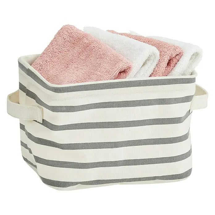 Zeller Present Cesta para baño Stripes - 21 x 17 x 14 cm, Beige/Gris, Canvas - Una cesta de tela a rayas llena de toallas de color rosa claro y blanco, perfecta para guardar ropa de baño y otros artículos pequeños.