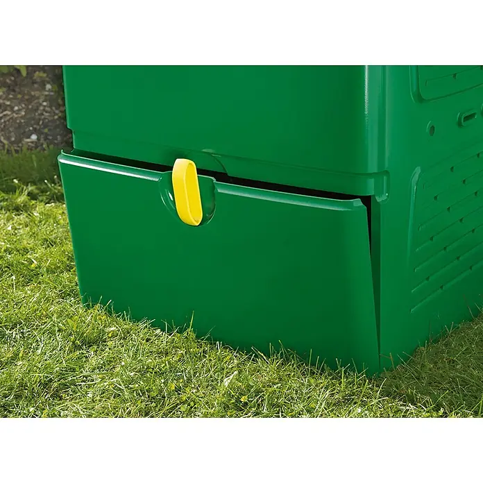 Juwel Aeroplus Komposter 6000 - 600 l, 79 x 79 x 110 cm - Nahaufnahme einer grünen Biokompostbox im Freien mit gelbem Griff. Ideal für Gartenabfälle und umweltfreundliche Kompostierung.
