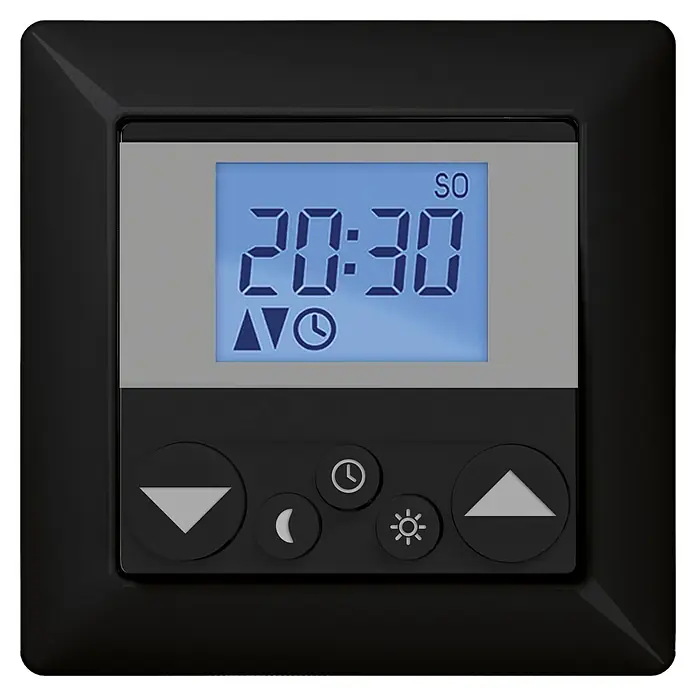 WIR elektronik Funksender Zeitschaltuhr eUHR eU140 - L x B x H: 50 x 50 x 15 mm, Schwarz - Nahaufnahme eines digitalen Timers mit Zeitanzeige, umgeben von einer schwarzen Blende mit Bedienknöpfen zur Steuerung der Einstellungen.
