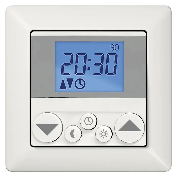 WIR elektronik Funksender Zeitschaltuhr eUHR eU140L x B x H: 50 x 50 x 15 mm, Reinweiß - Nahaufnahme eines digitalen Raumthermostats mit einer weißen Blende, der die Zeit 20:30 und verschiedene Einstellungen anzeigt.