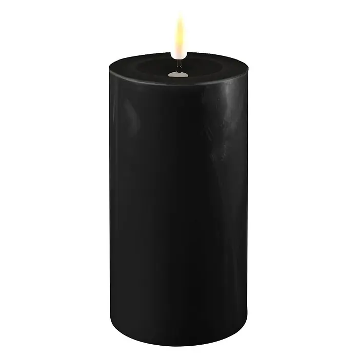 DeluxeHomeart LED-Kerze Indoor - Schwarz, Ø x H: 7,5 x 15 cm, Echtwachs - Schwarze, flammenlose Kerze mit einem warmen, weißen Licht, die eine gemütliche und sichere Atmosphäre schafft.
