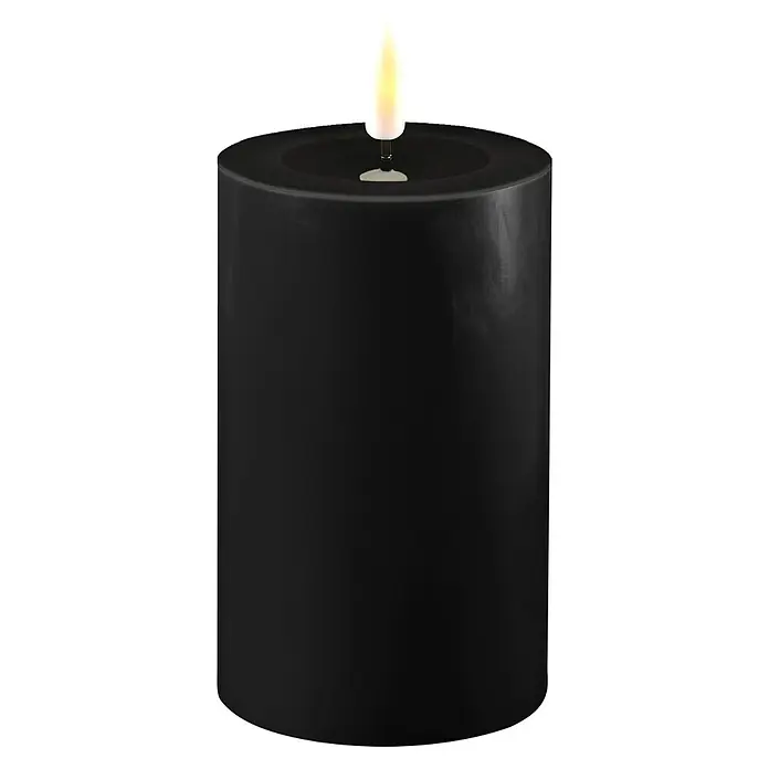 DeluxeHomeart LED-Kerze Indoor - Schwarz, Ø x H: 7,5 x 12,5 cm, Echtwachs - Schwarze Stumpenkerze mit einer simulierten Flamme. Eine stilvolle Dekoration für eine gemütliche Atmosphäre.