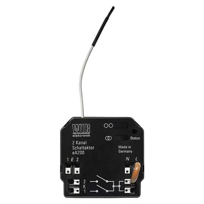 WIR elektronik Aktor 2-Kanal eAKTOR eA200 - 2-Kanal, Passend für: Elektronische Verbraucher - Das Bild zeigt einen schwarzen "WIR Elektronik 2 Kanal Schaltaktor eA200", hergestellt in Deutschland, mit einem Antennenkabel.