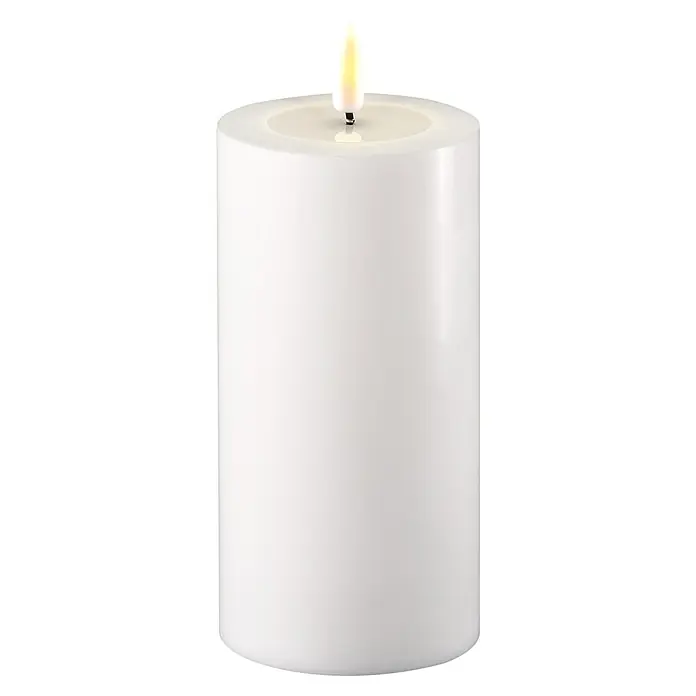 DeluxeHomeart LED-Kerze Indoor - Weiß, Ø x H: 7,5 x 15 cm, Echtwachs - Nahaufnahme einer weißen LED-Kerze mit einer warmen, flackernden Flamme, ideal für eine stimmungsvolle Beleuchtung.