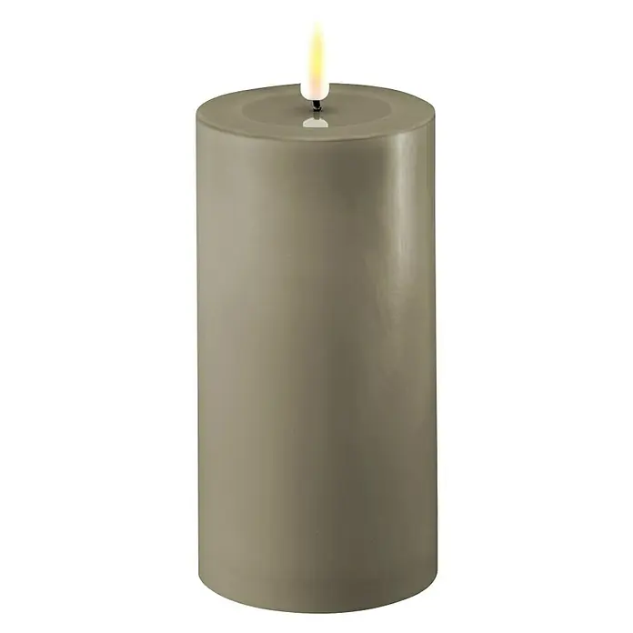 DeluxeHomeart LED-Kerze Indoor - Sand, Ø x H: 7,5 x 15 cm, Echtwachs - Elegante, graue Stumpenkerze mit warmem, flackerndem Licht. Schafft eine gemütliche Atmosphäre in jedem Raum.