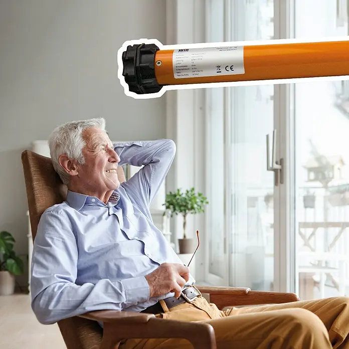 WIR elektronik Rohrmotor elektronisch Comfort - Drehmoment: 30 Nm, Endpunkteinstellung: Elektronisch - Ein älterer Mann entspannt sich in einem Sessel, während ein Rohrmotor im Hintergrund für Rollläden zu sehen ist.