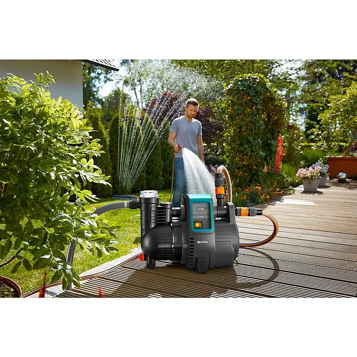 Gardena Bewässerungspumpe Haus- & Gartenautomat 4000/5 - 1.100 W, Max. Fördermenge: 4.000 l/h - Das Gardena Hauswasserwerk 6000/6E LCD im Einsatz, ideal für die Gartenbewässerung und die Hauswasserversorgung mit digitaler Anzeige.