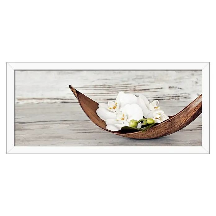 ProArt Bild Oversized - Asian Flower, B x H: 124 x 50 cm - Ein rechteckiges Wandbild mit weißen Orchideenblüten in einem Holzschiffchen, das auf einer hellen, hölzernen Oberfläche ruht und einen modernen Akzent setzt.