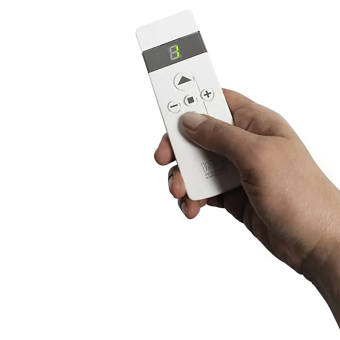 WIR elektronik Funkfernbedienung FB-9 - Passend für: WIR elektronik-Funkgeräte - Eine Hand hält eine weiße Fernbedienung mit grünem Display, auf dem die Ziffer "8" angezeigt wird.