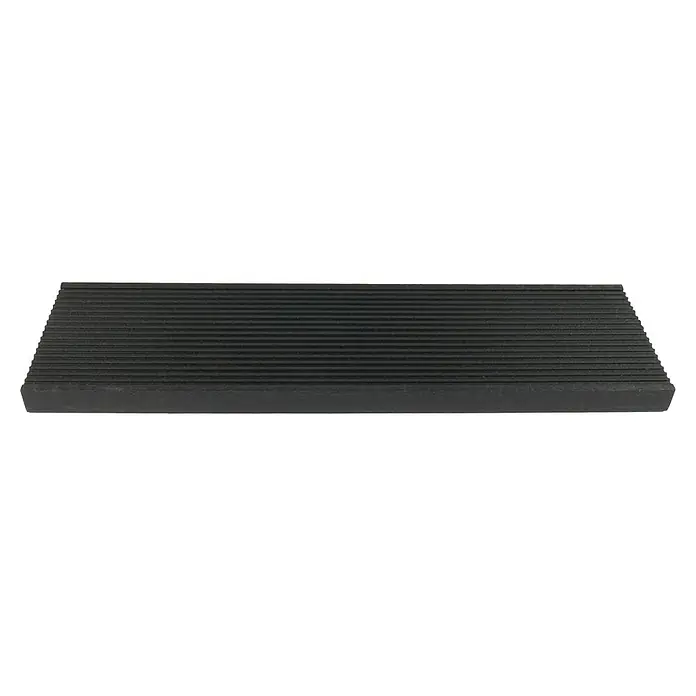 Dolle Außentreppe Gardentop - Trimaxstufen, Anthrazit, Ohne Geländer, Breite: 100 cm, Anzahl Stufen: 2 Stk., Geschosshöhe: 36 cm - 44 cm - Nahaufnahme einer schwarzen, geriffelten Trittstufe, ideal für zusätzliche Sicherheit und Rutschfestigkeit in verschiedenen Umgebungen.