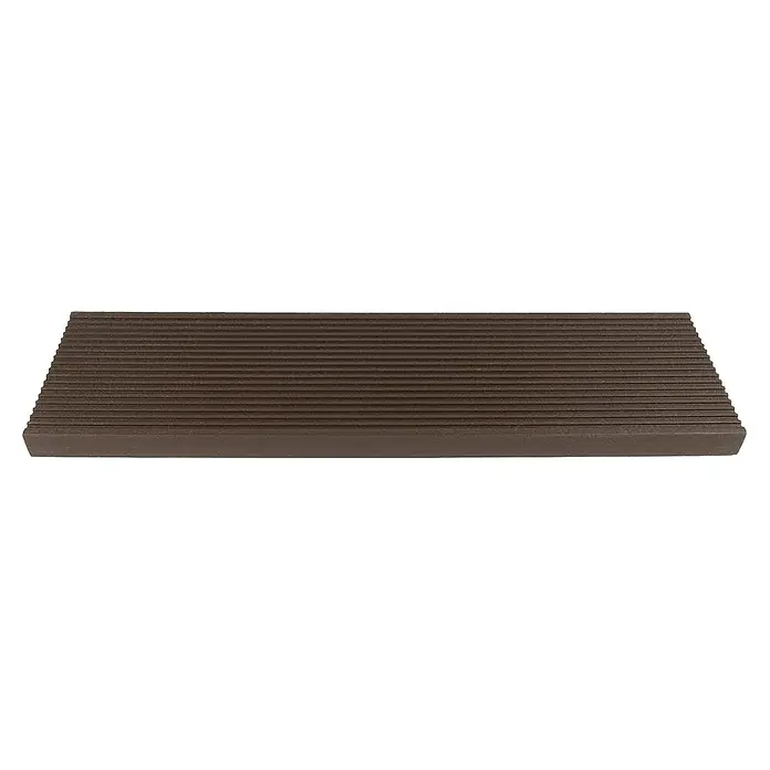 Dolle Außentreppe Gardentop - Trimaxstufen, Dunkelbraun, Mitlaufende Edelstahlstäbe, Breite: 100 cm, Anzahl Stufen: 11 Stk., Geschosshöhe: 198 cm - 242 cm - Nahaufnahme einer geriffelten Terrassendiele in einem satten Braunton, die die Textur und das Material des Produkts hervorhebt.