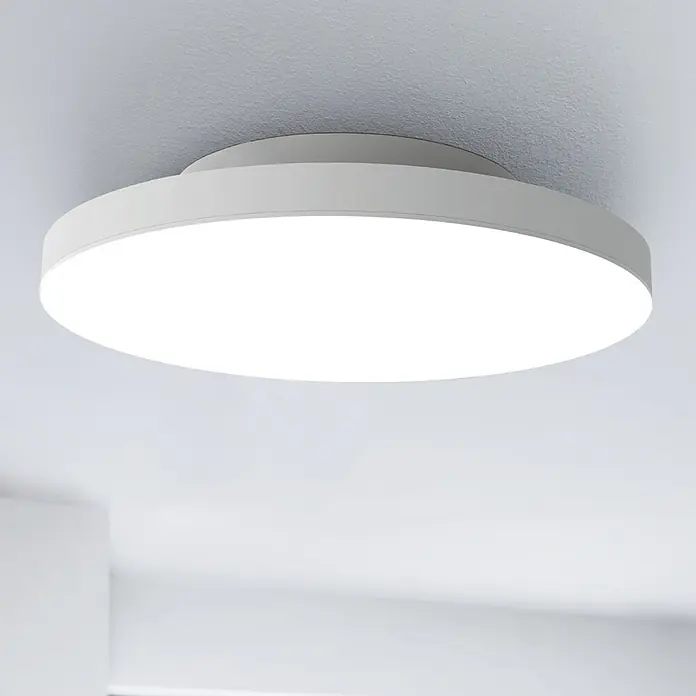 Eglo LED-Panel Turcona-Z - 22,4 W, L x B x H: 45 x 45 x 7,5 cm, Weiß, RGB - Nahaufnahme einer runden, weißen Deckenleuchte, die ein modernes und helles Design für die Innenbeleuchtung zeigt.