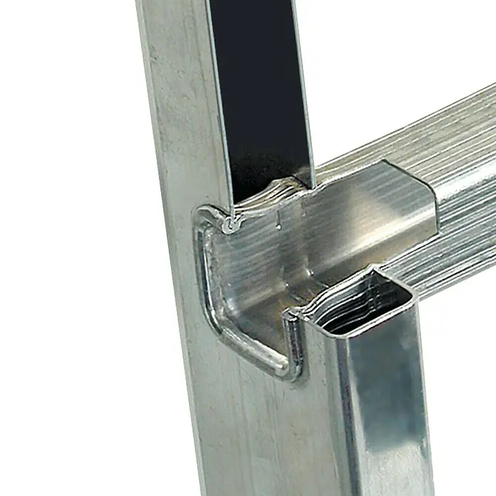 Krause Monto Anlegeleiter Sibilo - Anzahl Tritte: 9 Stk., Arbeitshöhe: 3,6 m, Belastbarkeit: 150 kg, Aluminium - Detailaufnahme einer Aluminiumleiter, die die robuste Konstruktion und die sichere Verbindung der Sprossen zeigt.