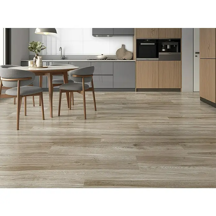 Pavimento porcelánico Baltimore - 120 x 23,3 cm, Taupe, Mate - Imagen de cocina con suelo de madera clara que crea un ambiente cálido. El suelo complementa el mobiliario, añadiendo elegancia al espacio.