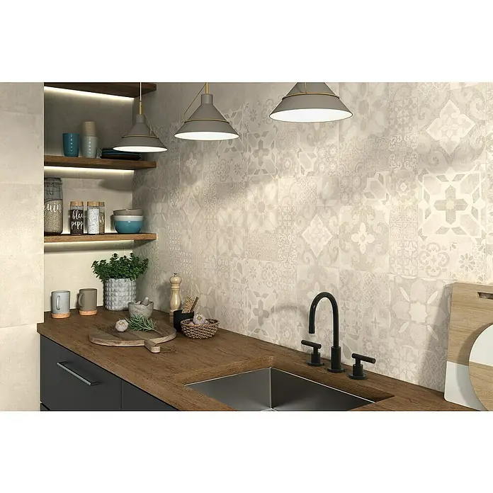 Revestimiento de pared Energy - 60 x 30 cm, Ivory, Mate - Primer plano de una encimera de cocina con fregadero, grifo, tabla de cortar de madera y hierbas aromáticas, acentuado por elegantes lámparas colgantes y azulejos.