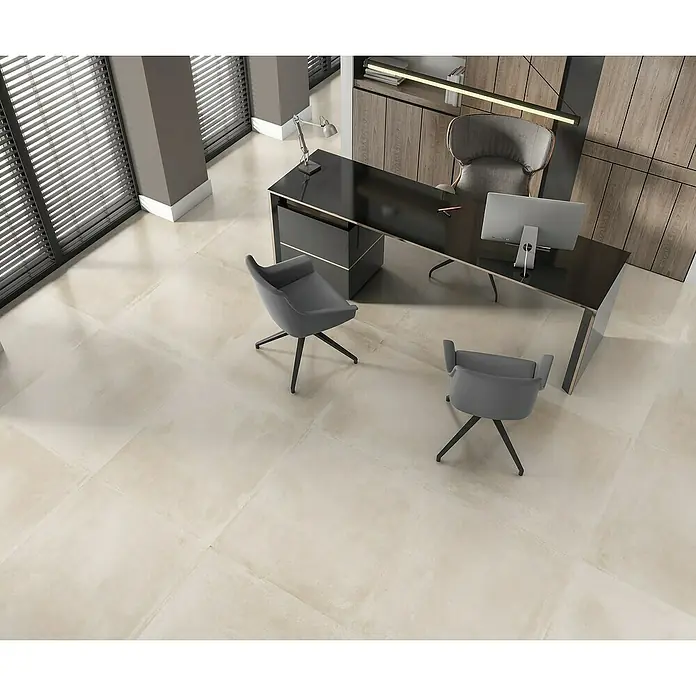 Halcón Pavimento porcelánico Madox - 60 x 60 cm, Arena, Mate, Rectificado, Espesor: 10 mm - Elegante oficina con un escritorio moderno, dos sillas grises y una elegante estantería. El entorno de trabajo perfecto para las más altas exigencias.