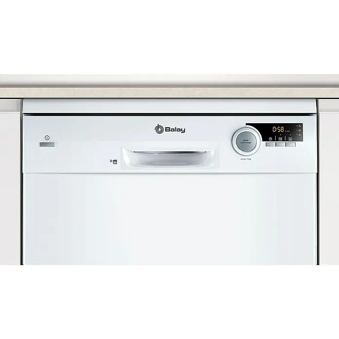Balay Lavavajillas libre instalación 3VS572BP - Ancho: 60 cm, Número de cubiertos: 13 ud. - Primer plano de un lavavajillas Balay que muestra el panel de control con el logotipo de la marca y una pantalla digital.