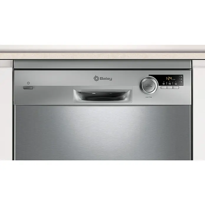 Balay Lavavajillas libre instalación 3VS506IP - Ancho: 60 cm, Número de cubiertos: 12 ud., Consumo de agua por uso: 9,5 l - Primer plano de un lavavajillas Balay de acero inoxidable con controles digitales y un elegante tirador empotrado.