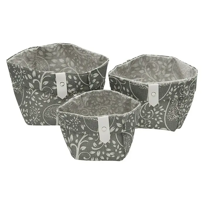 Versa Juego de cestas cuadradas Lively - Multicolor, 3 pzs. - Un conjunto de tres cestas de almacenamiento decorativas con un patrón de rama de árbol gris con detalles blancos sobre un fondo negro.