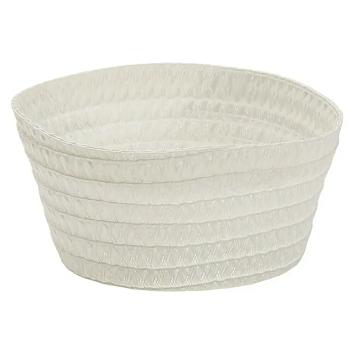 Versa Cesta para el baño redondeada - L x An x Al: 18 x 9 x 9 cm, Plástico, Blanco - Una cesta blanca tejida con un patrón interesante. La cesta está vacía y situada sobre un fondo negro.