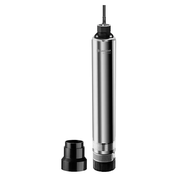 Gardena Tiefbrunnenpumpe 5500/5 Inox - 850 W, 5.500 l/h, Edelstahl - Das Bild zeigt eine Gardena Tiefbrunnenpumpe 5500 inox, die durch ihr Edelstahlgehäuse und die hochwertige Verarbeitung besticht.
