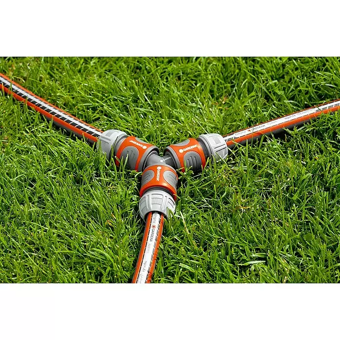 Gardena Y-Stück - Anschlüsse: 3 - Oranger und grauer Gardena Y-Verteiler mit drei gestreiften Schläuchen.
